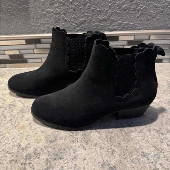 Sketchers Air-Cooled Memory Foam Black Suede Scallop Detail Ankle Boots Size 8.5 - Picture 2 of 7